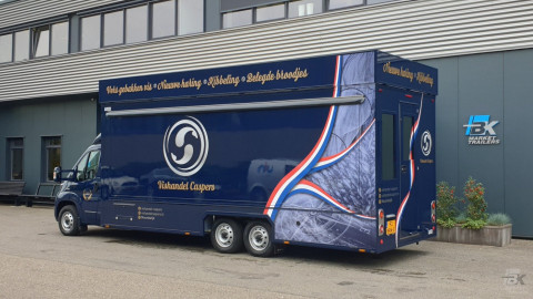 Zijaanzicht van een verkoopwagen voor vis met gesloten luifel