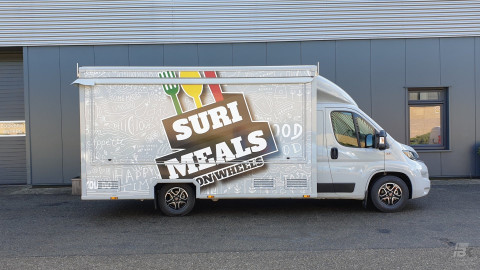 Zijaanzicht van een verkoopwagen voor maaltijden met gesloten luifel