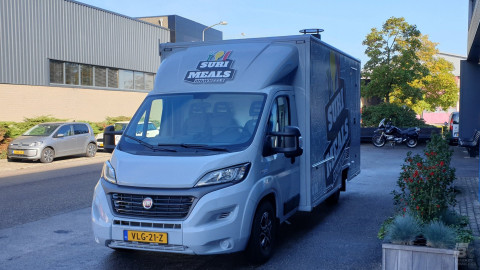 Vooraanzicht van een verkoopwagen voor maaltijden
