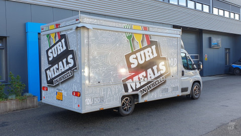 Zijaanzicht van een verkoopwagen voor maaltijden met gesloten luifel