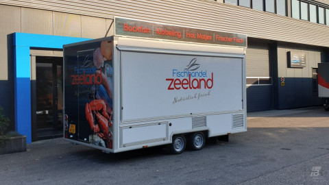 Zijaanzicht van een verkoopwagen voor vis met gesloten luifel