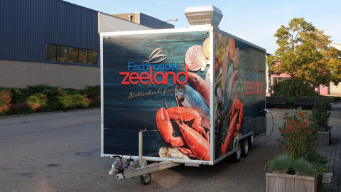 Vooraanzicht van een verkoopwagen voor vis