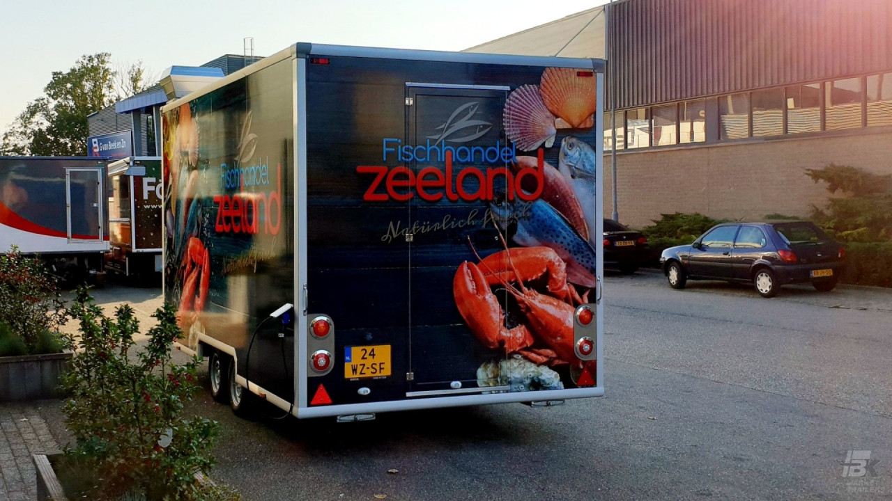 Achteraanzicht van een verkoopwagen voor vis