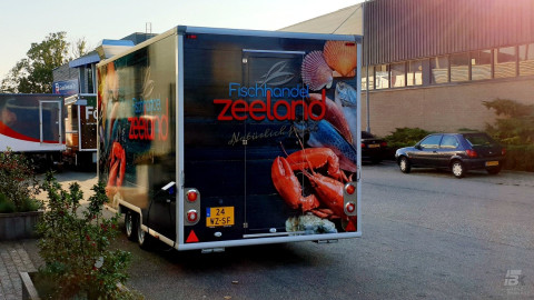 Achteraanzicht van een verkoopwagen voor vis