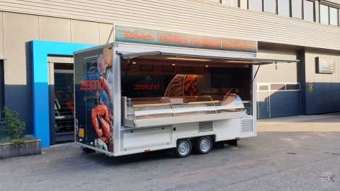 Zijaanzicht van een verkoopwagen voor vis met geopende luifel