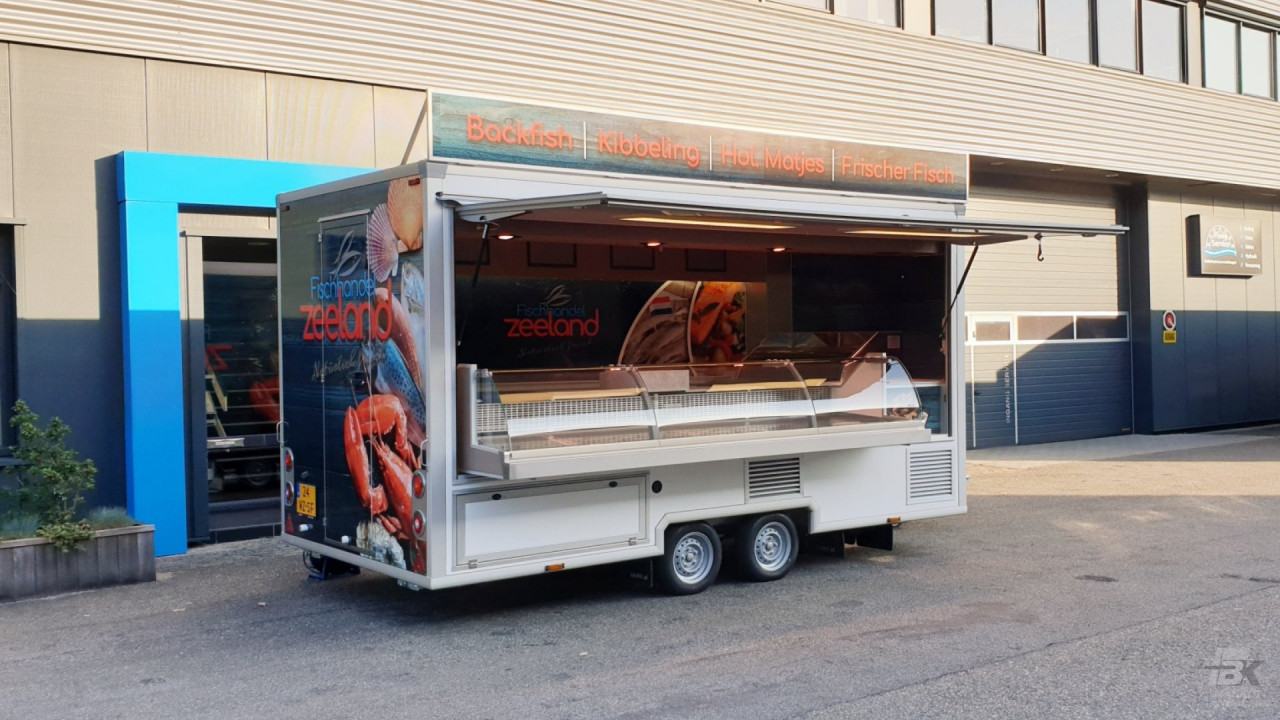 Zijaanzicht van een verkoopwagen voor vis met geopende luifel