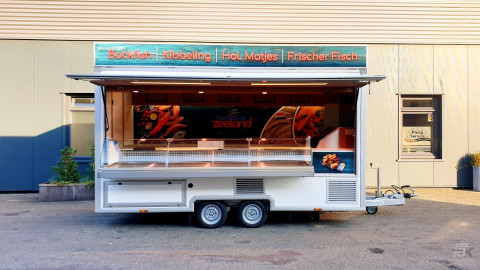 Zijaanzicht van een verkoopwagen voor vis met geopende luifel