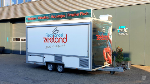 Zijaanzicht van een verkoopwagen voor vis met gesloten luifel