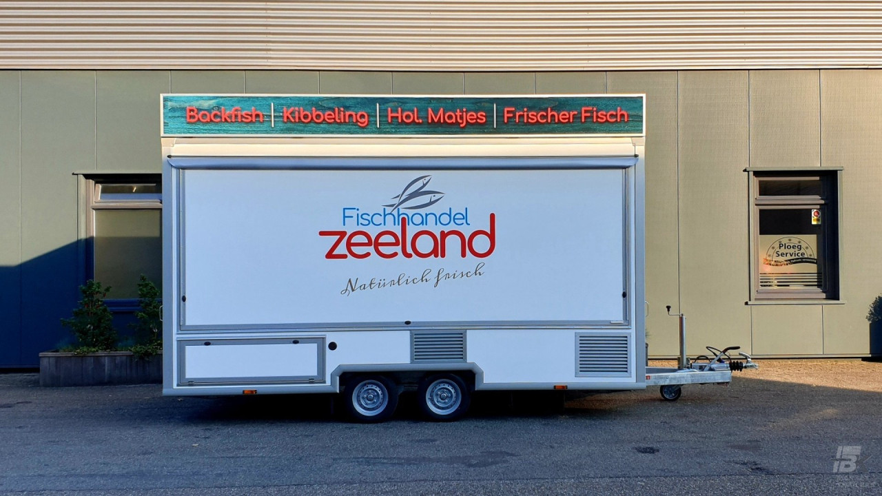 Zijaanzicht van een verkoopwagen voor vis met gesloten luifel