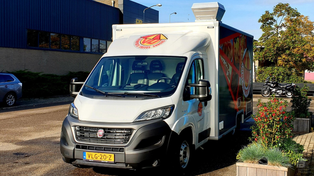 Vooraanzicht van een verkoopwagen voor loempia's, patat en snacks