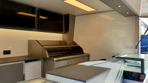 Binnenkant van een verkoopwagen voor loempia's, patat en snacks