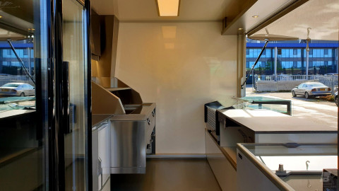 Binnenkant van een verkoopwagen voor loempia's, patat en snacks