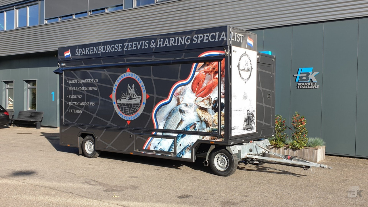 Zijaanzicht van een aanhangwagen voor vis met gesloten luifel