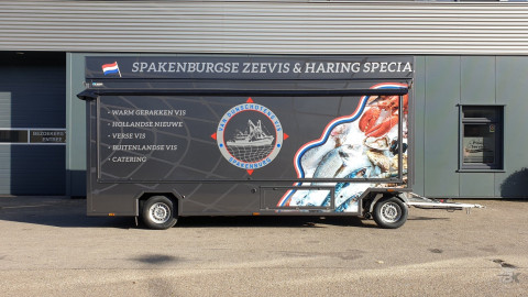 Zijaanzicht van een aanhangwagen voor vis met gesloten luifel