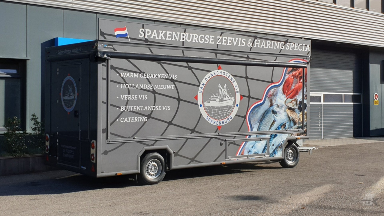 Zijaanzicht van een aanhangwagen voor vis met gesloten luifel