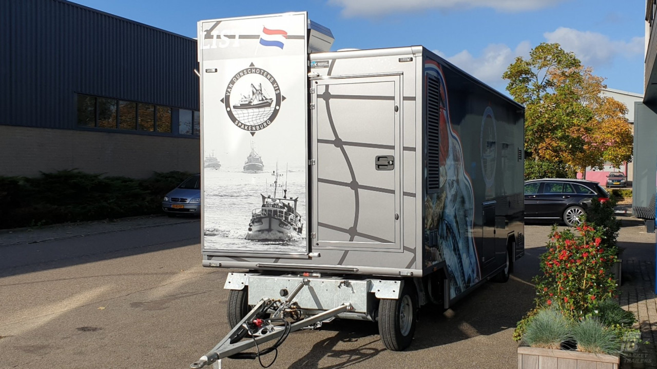 Vooraanzicht van een aanhangwagen voor vis