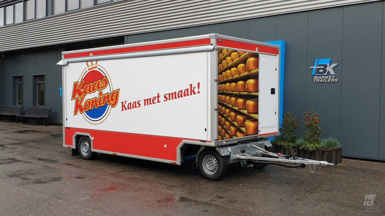 Zijaanzicht van een aanhangwagen voor kaas met gesloten luifel