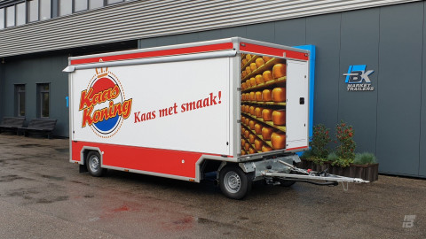 Zijaanzicht van een aanhangwagen voor kaas met gesloten luifel
