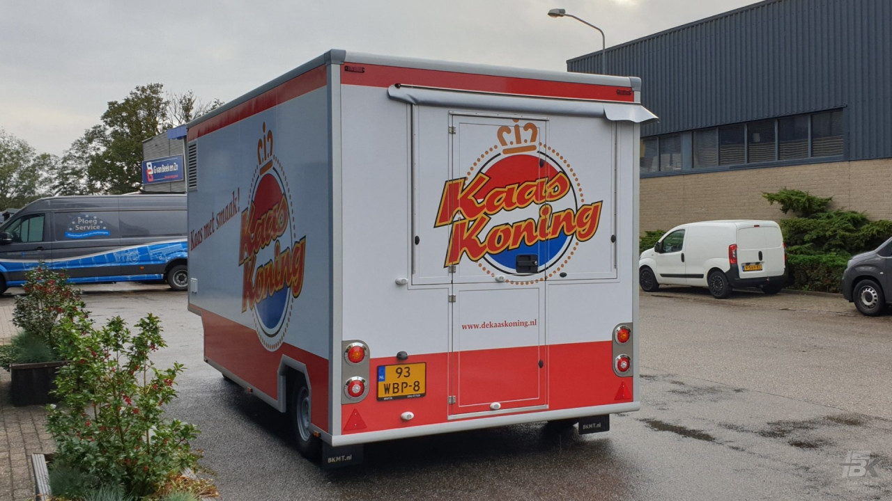 Achteraanzicht van een aanhangwagen voor kaas