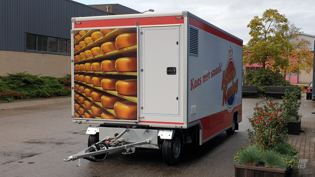 Vooraanzicht van een aanhangwagen voor kaas