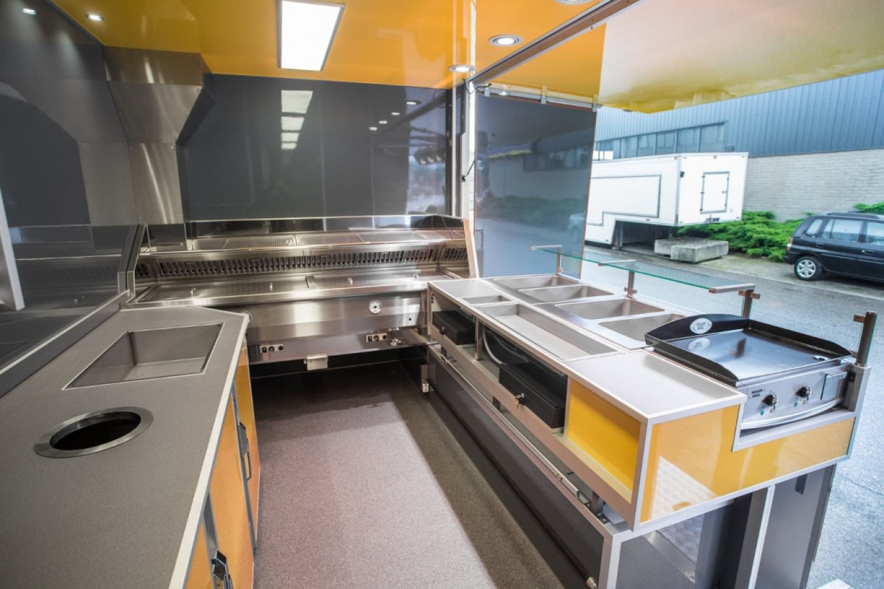 Binnenkant van een verkoopwagen voor kip aan het spit
