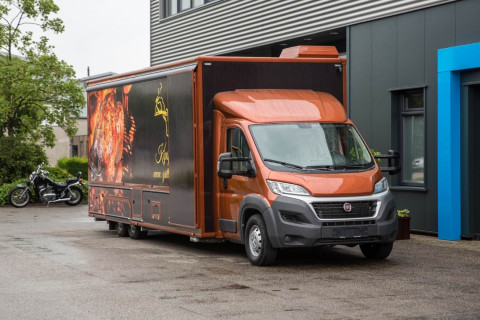 Vooraanzicht van een verkoopwagen voor kip aan het spit