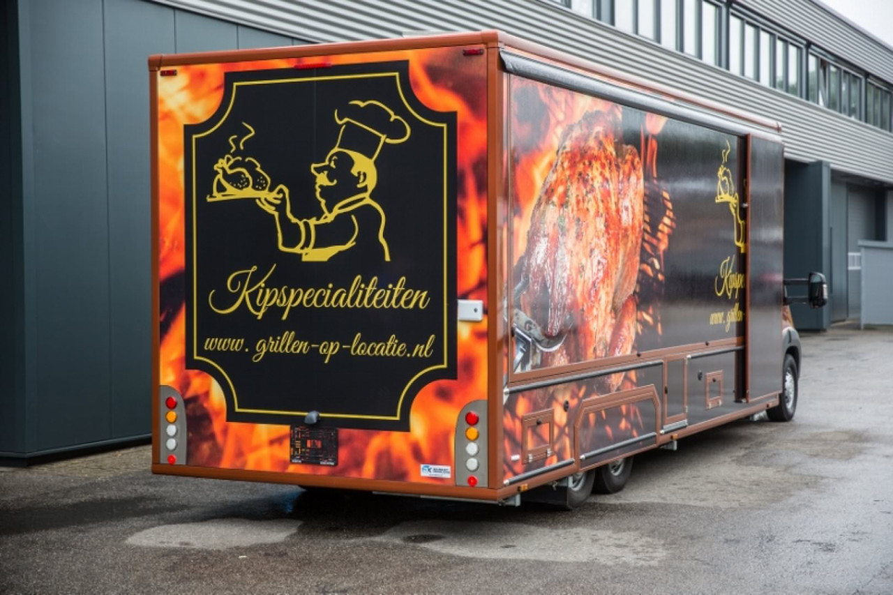 Achteraanzicht van een verkoopwagen voor kip aan het spit