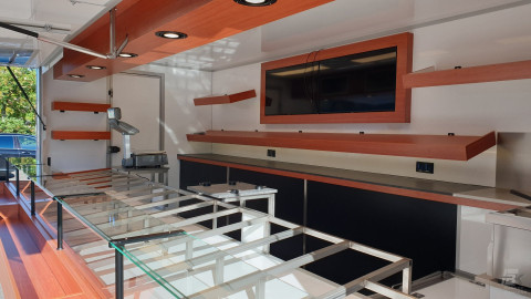 Binnenkant van een aanhangwagen voor noten