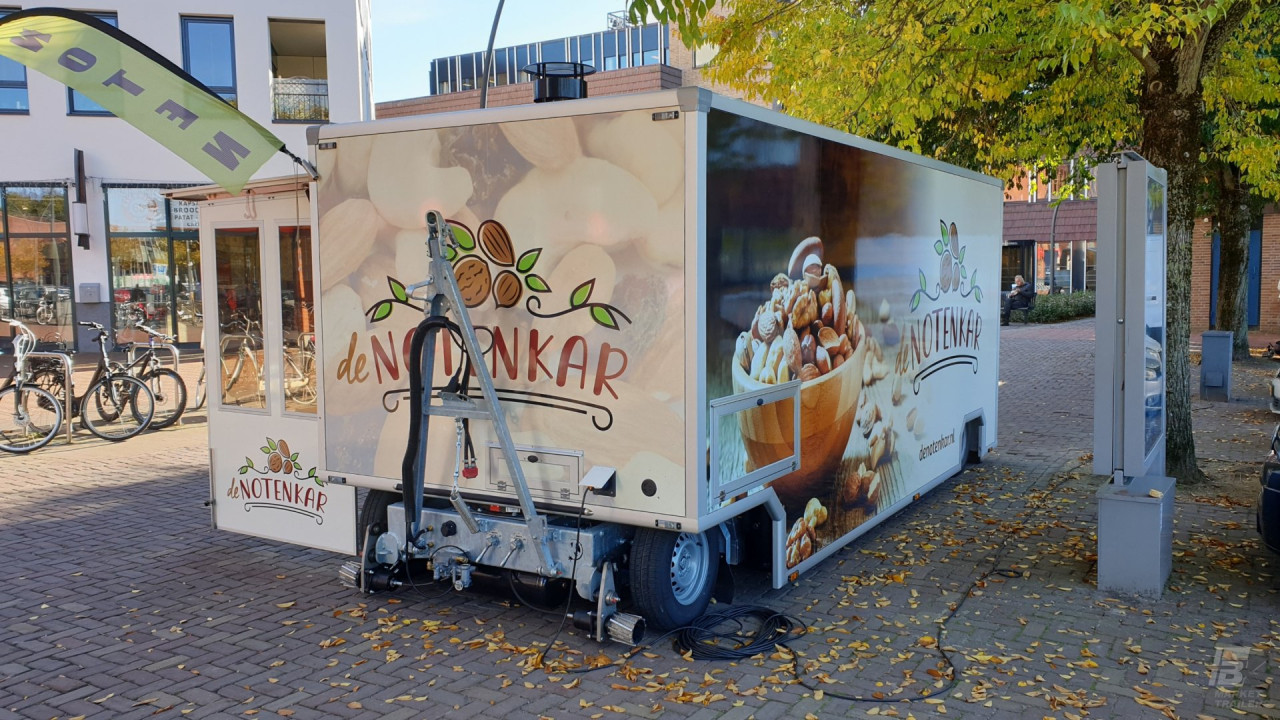 Vooraanzicht van een aanhangwagen voor noten