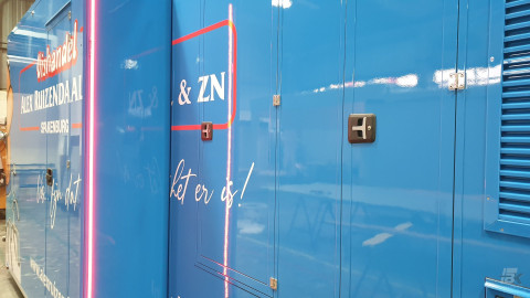 Detail van reclamebestickering aan de buitenkant van een verkoopwagen oplegger voor vis