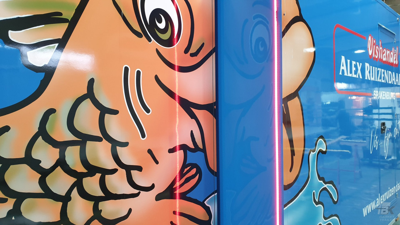 Detail van reclamebestickering aan de buitenkant van een verkoopwagen oplegger voor vis