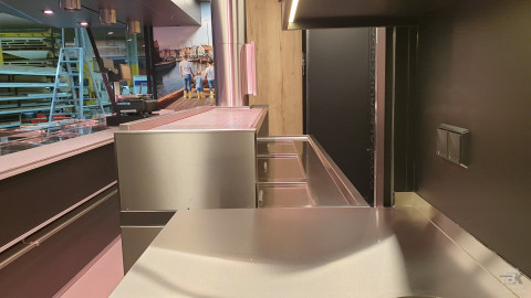 Binnenkant van een verkoopwagen oplegger voor vis