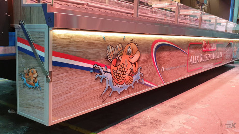 Detail van reclamebestickering onder de vitrine van een verkoopwagen oplegger voor vis