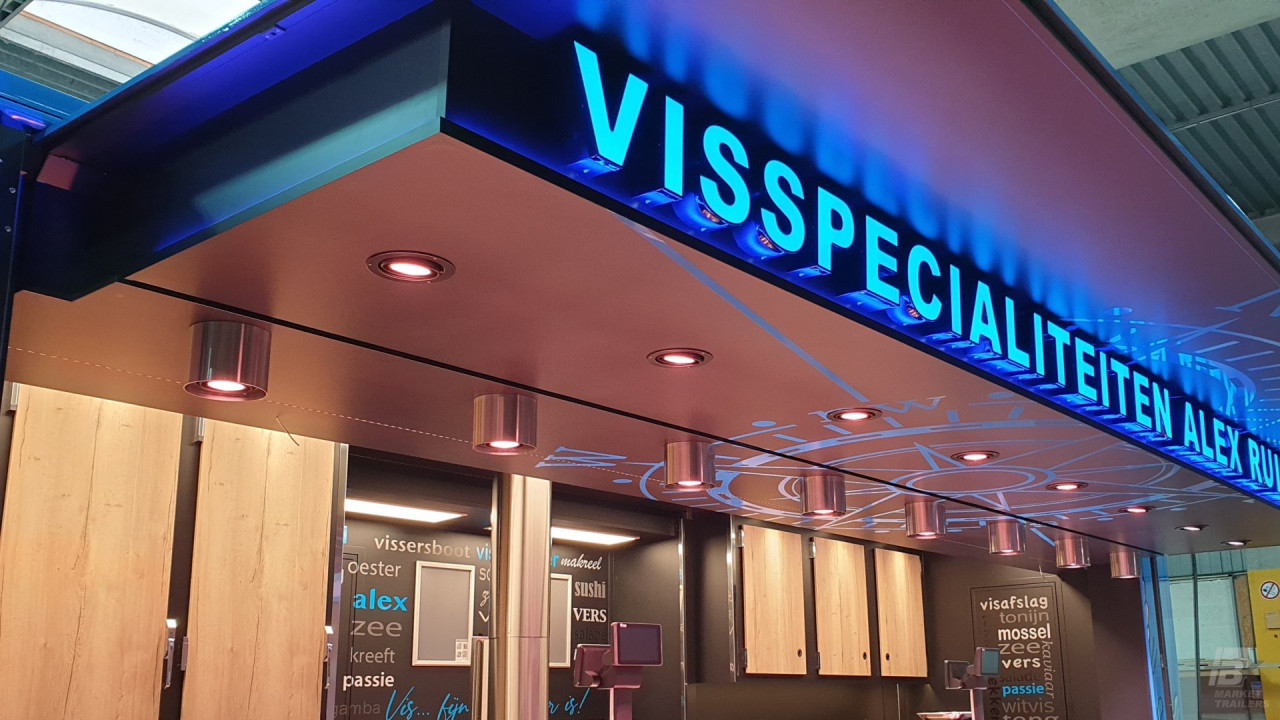 Detail van lichtgevende letters van een verkoopwagen oplegger voor vis