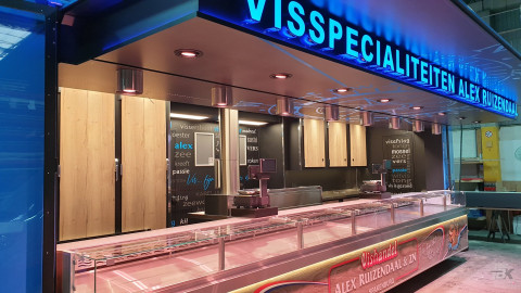 Zijaanzicht van een verkoopwagen oplegger voor vis met geopende luifel