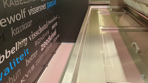 Binnenkant van een verkoopwagen oplegger voor vis
