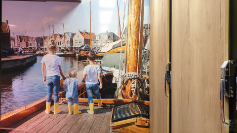 Detail van bestickering aan de binnenkant van een verkoopwagen oplegger voor vis