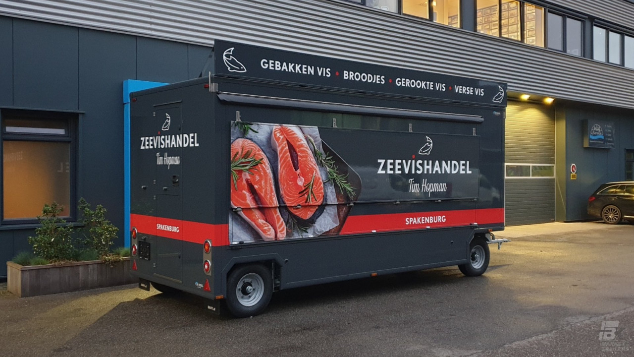 Zijaanzicht van een aanhangwagen voor vis met gesloten luifel