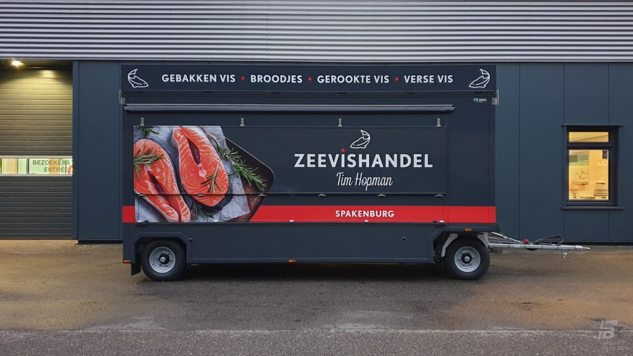 Zijaanzicht van een aanhangwagen voor vis met gesloten luifel