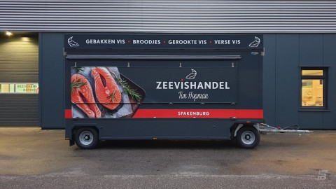 Zijaanzicht van een aanhangwagen voor vis met gesloten luifel