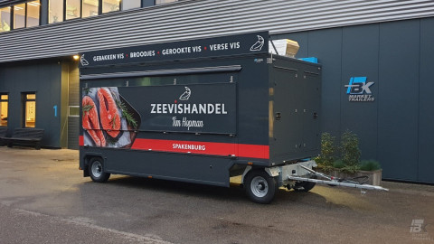 Zijaanzicht van een aanhangwagen voor vis met gesloten luifel