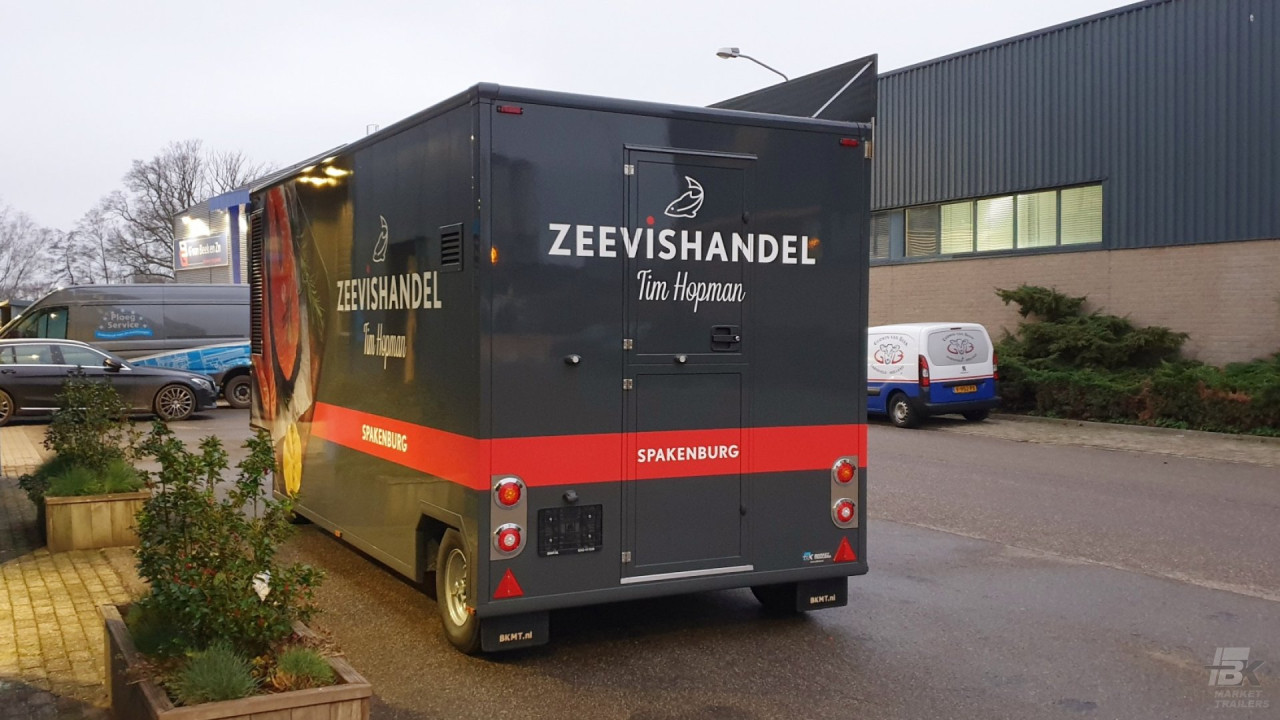 Achteraanzicht van een aanhangwagen voor vis