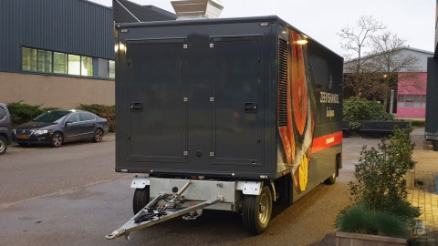 Vooraanzicht van een aanhangwagen voor vis