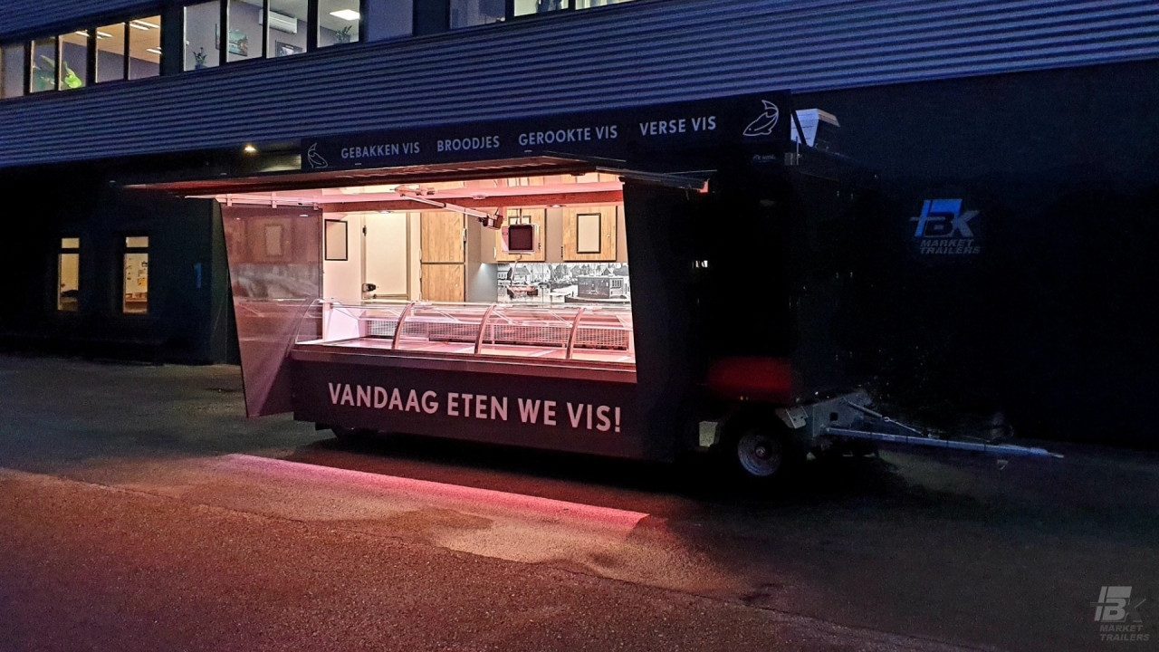 Zijaanzicht van een aanhangwagen voor vis met geopende luifel