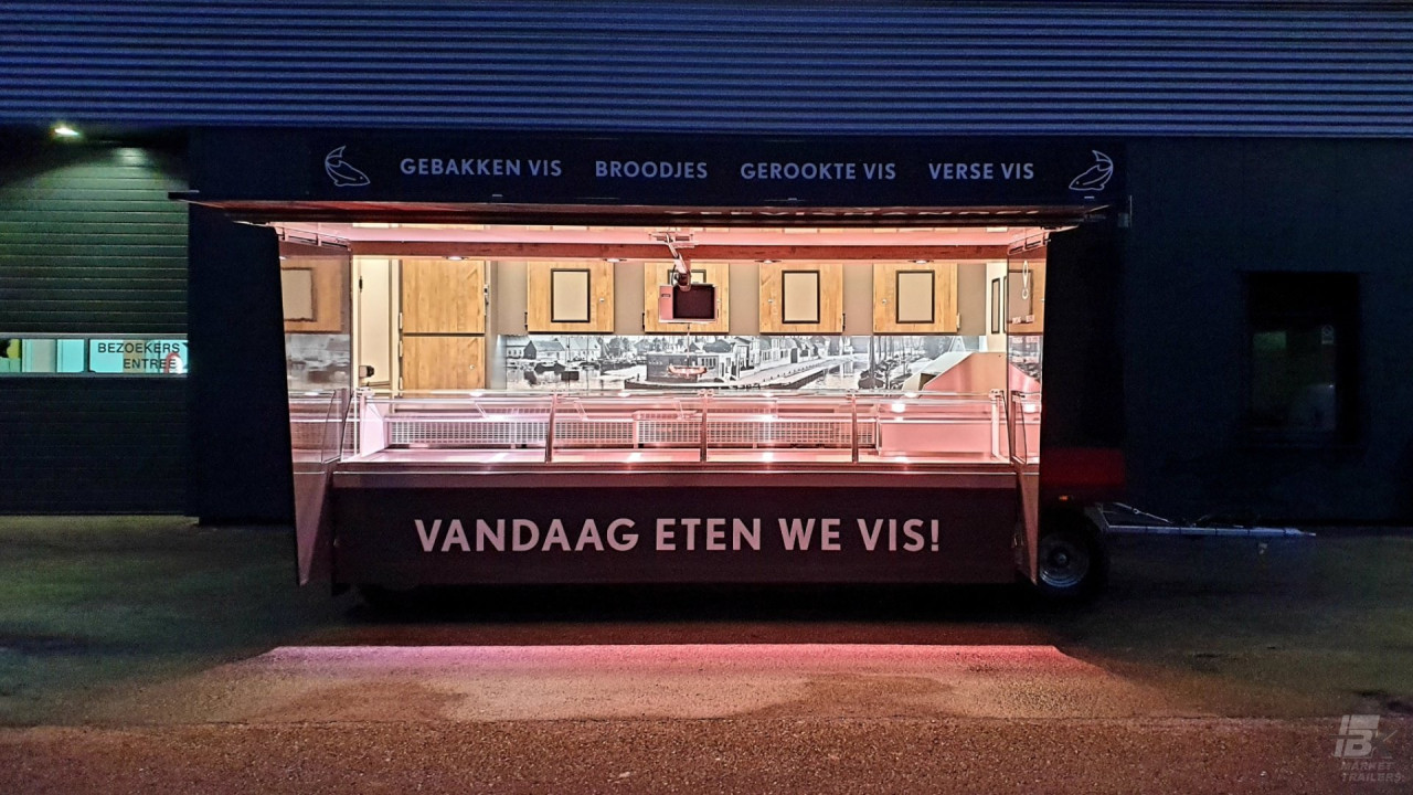 Zijaanzicht van een aanhangwagen voor vis met geopende luifel