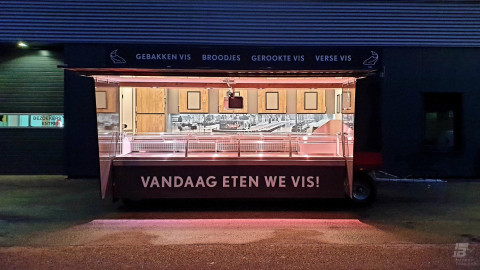 Zijaanzicht van een aanhangwagen voor vis met geopende luifel