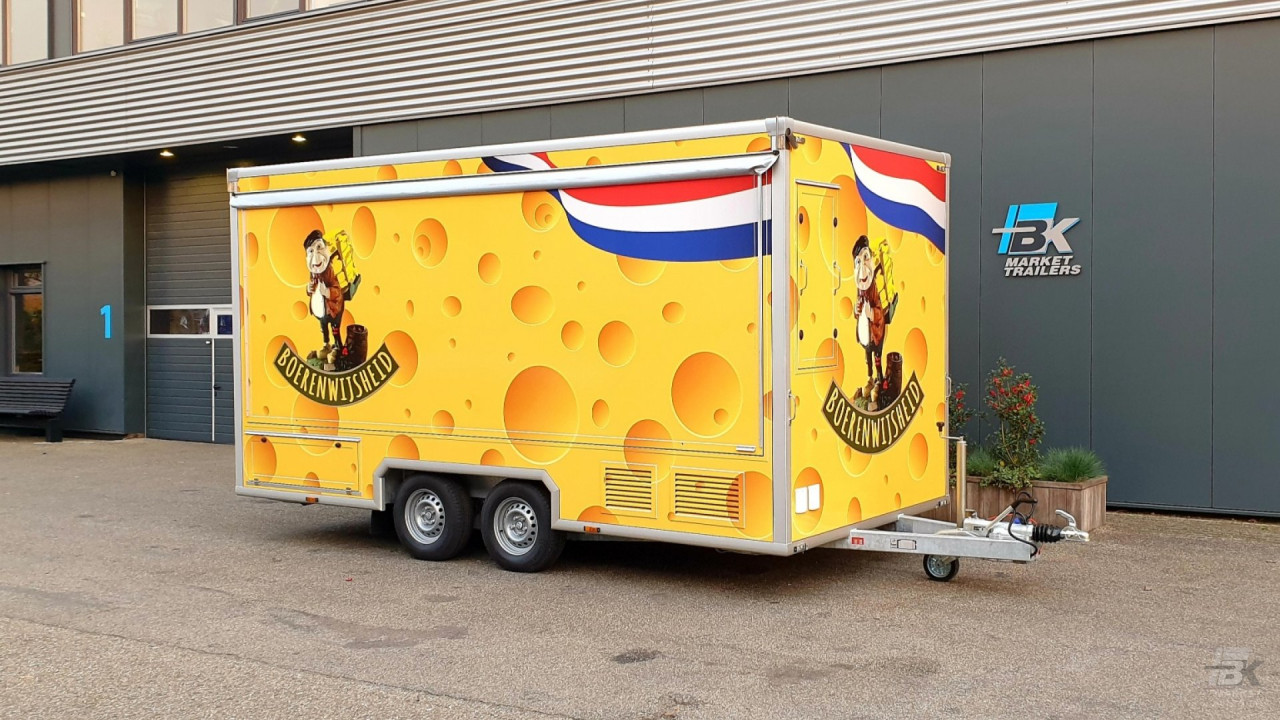 Zijaanzicht van een aanhangwagen voor kaas met gesloten luifel