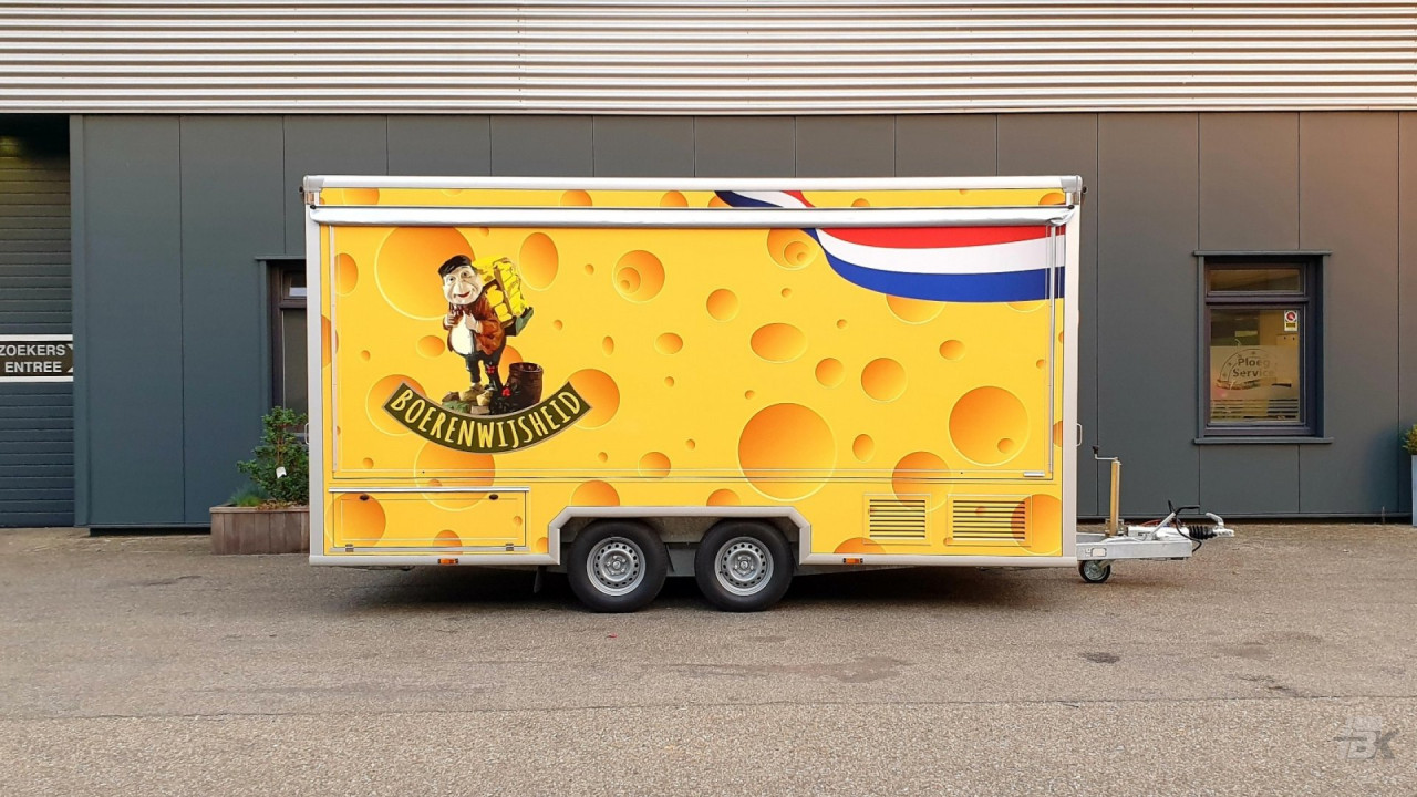 Zijaanzicht van een aanhangwagen voor kaas met gesloten luifel