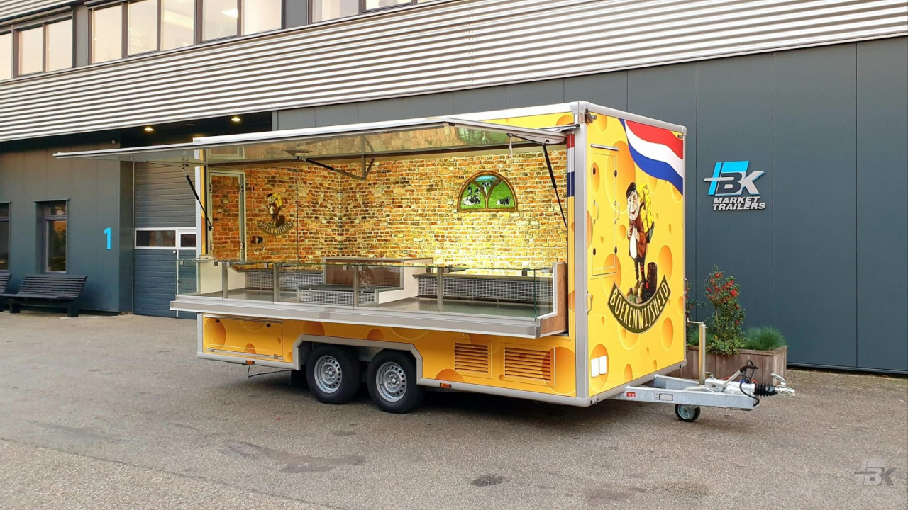 Zijaanzicht van een aanhangwagen voor kaas met geopende luifel