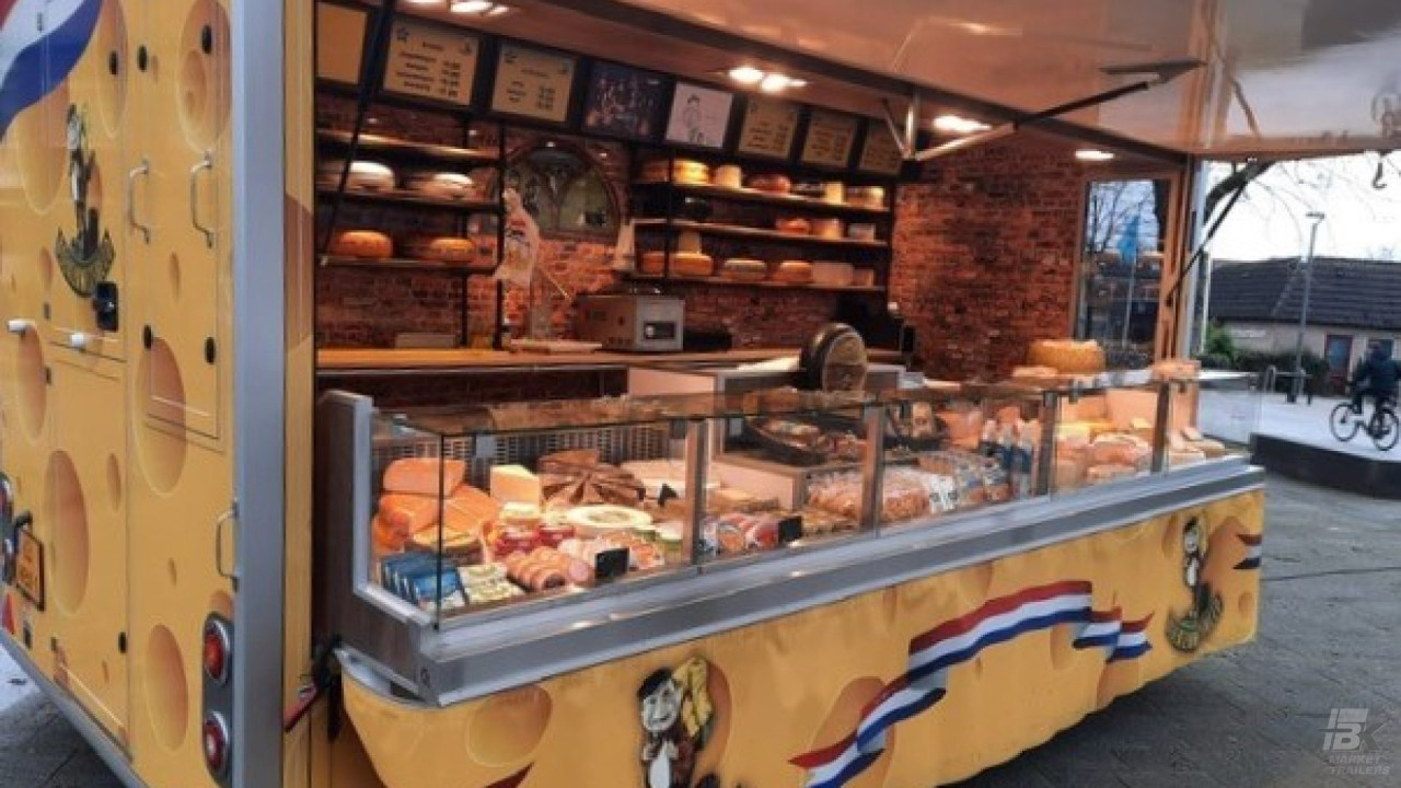Binnenkant van een verkoopwagen voor kaas, gevuld met het assortiment